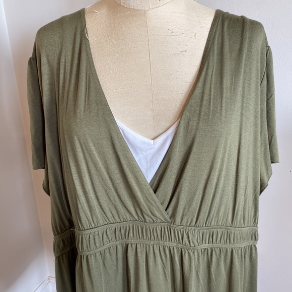 NEW Apt. 9 2X v-neck soft top - Picture 4 of 10